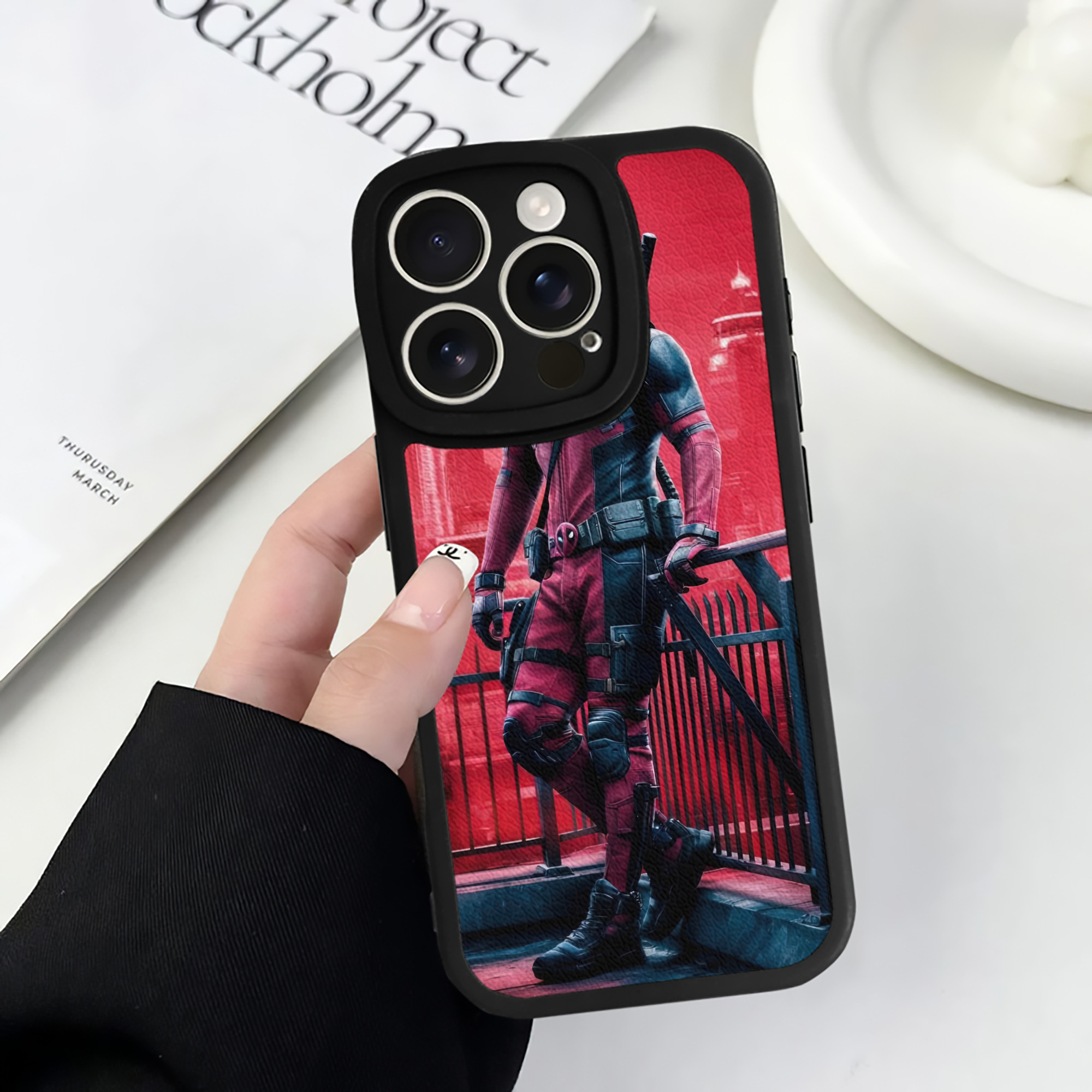 （画像用） Deadpool デッドプール 【iPhone 16シリーズ対応】シリコンスマホケース（レザー調） 材質：シリコン